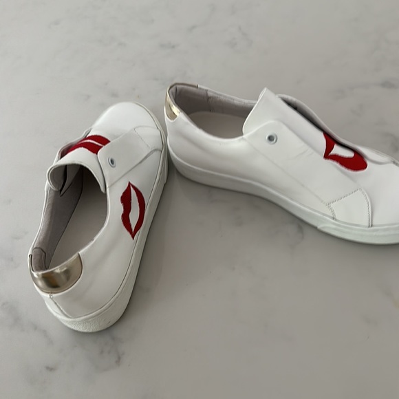 Here/ Now brand size 36 (5 1/2) white leather w/red Embroidered “kiss” detail - Picture 2 of 9